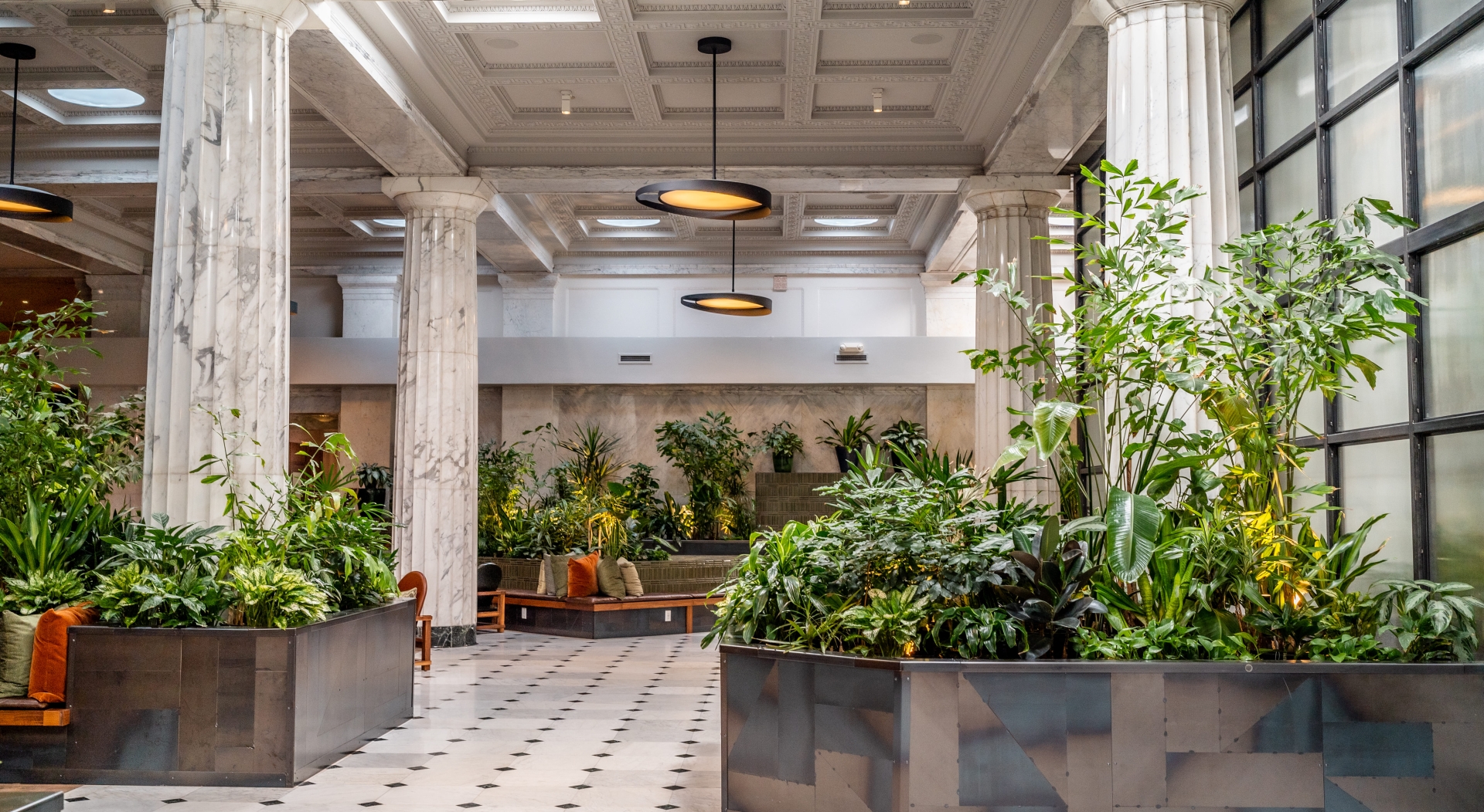 The lobby of Hotel Emery with very large white marble columns