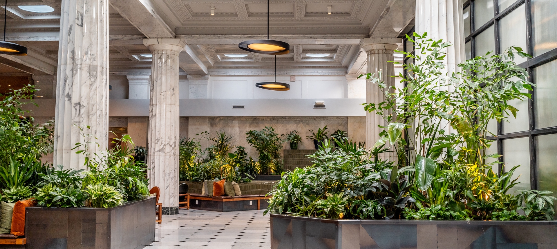 The lobby of Hotel Emery with very large white marble columns