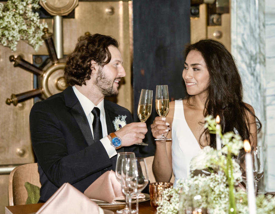 Bride and Groom cheersing champagne flutes